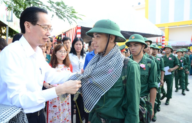 Buon vui kho noi thanh loi trong ngay tien tan binh nhap ngu-Hinh-2