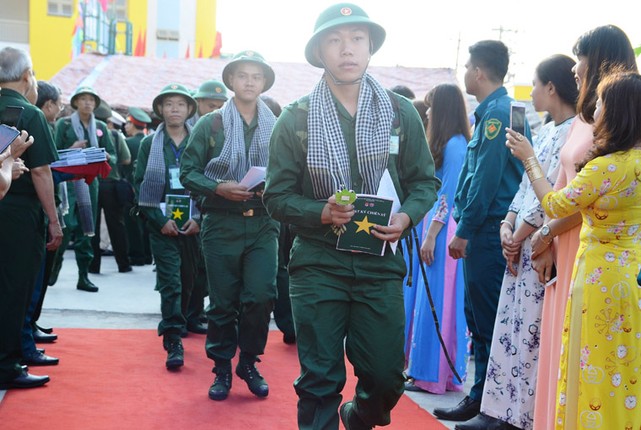 Buon vui kho noi thanh loi trong ngay tien tan binh nhap ngu-Hinh-4