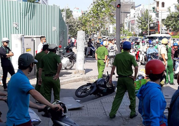 Tam van cong trinh cao oc Etown 5 roi trung nguoi di duong