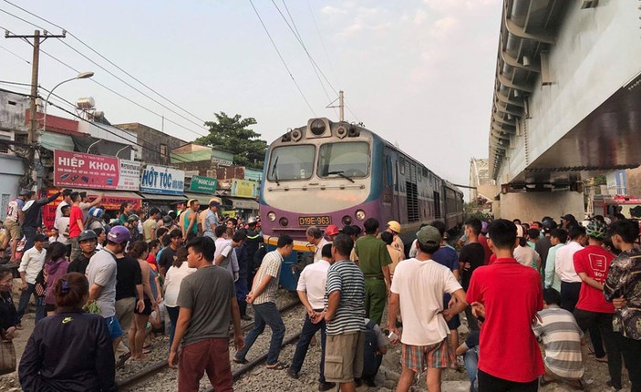 “Toat mo hoi” canh giai cuu nguoi dan ong ket duoi gam tau hoa-Hinh-8