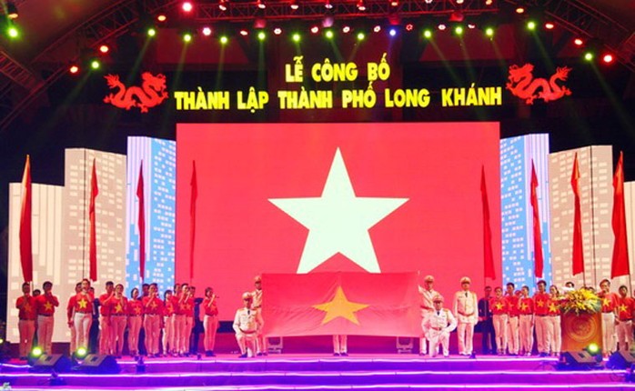 Ngam hinh anh trang dem don mung thanh lap TP Long Khanh