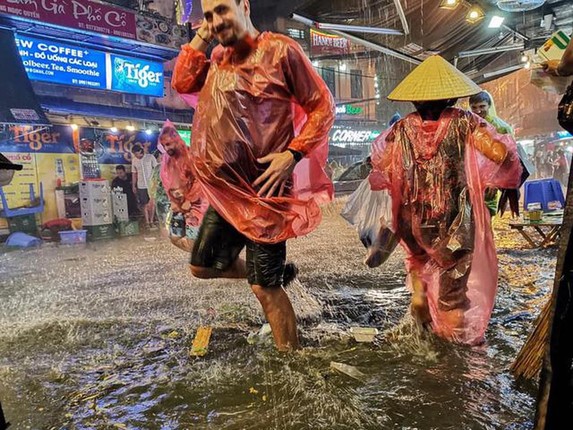 Duong pho Ha noi ngap nuoc sau tran mua lon ngay giua ky nghi le-Hinh-2