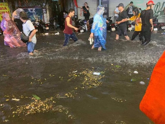 Duong pho Ha noi ngap nuoc sau tran mua lon ngay giua ky nghi le-Hinh-7