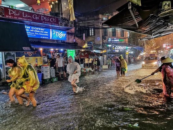 Duong pho Ha noi ngap nuoc sau tran mua lon ngay giua ky nghi le