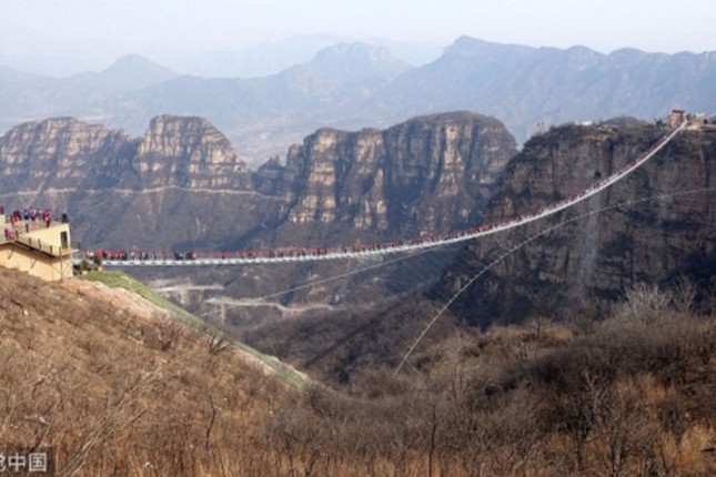 Hang tram nguoi chen chuc tren cau treo day kinh dai nhat the gioi-Hinh-4