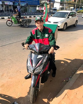 Trai dep cuoi moto khung di giao pizza khien chi em phat sot-Hinh-3