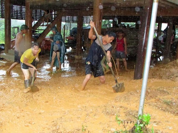 Roi nuoc mat canh nuoc lu cuon cuon 