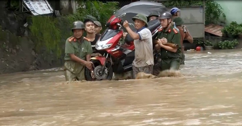 Roi nuoc mat canh nuoc lu cuon cuon 