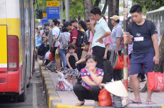 Sau le 2/9, nguoi dan un un do ve Ha Noi, giao thong hon loan-Hinh-8