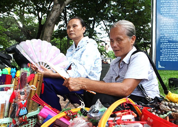 Anh: Toc bac trang, tuoi cao, lung cong van muu sinh-Hinh-4