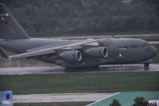 &quot;Ngua tho&quot; C-17 cho doan xe cua Tong thong Trump toi Da Nang-Hinh-2