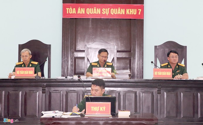 Toan anh phien toa xet xu Ut 