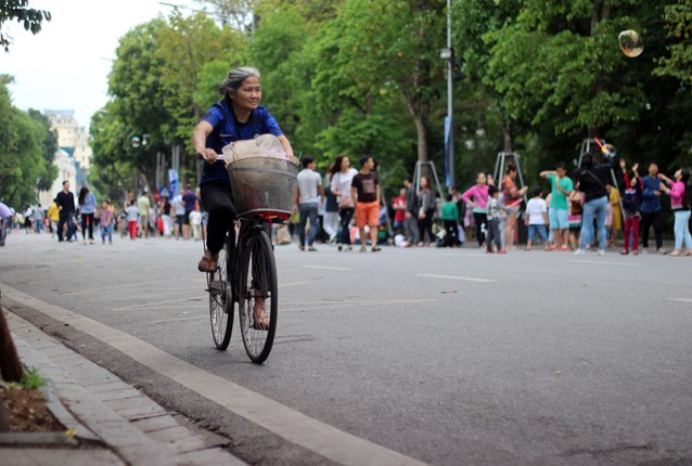 Xe may, xe dap lang lach trong pho di bo Ha Noi-Hinh-11