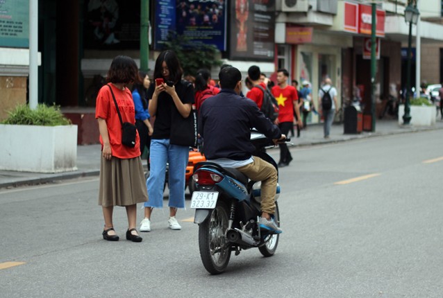 Xe may, xe dap lang lach trong pho di bo Ha Noi-Hinh-4