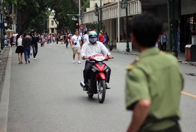 Xe may, xe dap lang lach trong pho di bo Ha Noi-Hinh-7