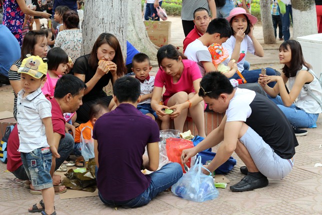 Nghi le 30/4, hang nghin nguoi chen lan nghet tho vao vuon thu-Hinh-12