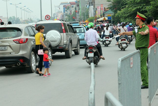 Nghi le 30/4, hang nghin nguoi chen lan nghet tho vao vuon thu-Hinh-14