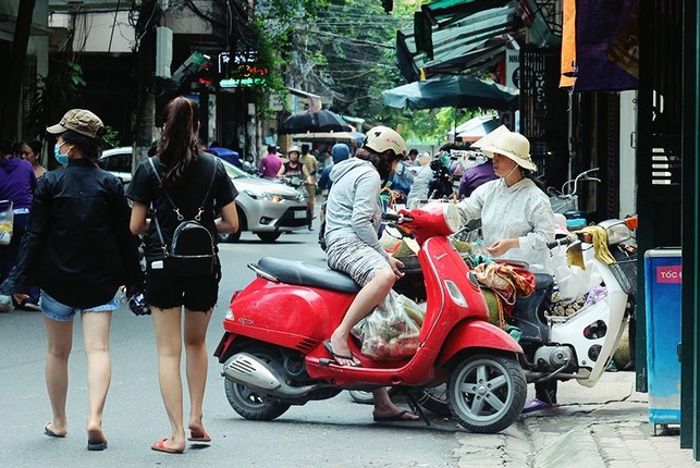 Anh: Nhuc nhoi xe ban trai cay lan chiem long duong o HN-Hinh-4