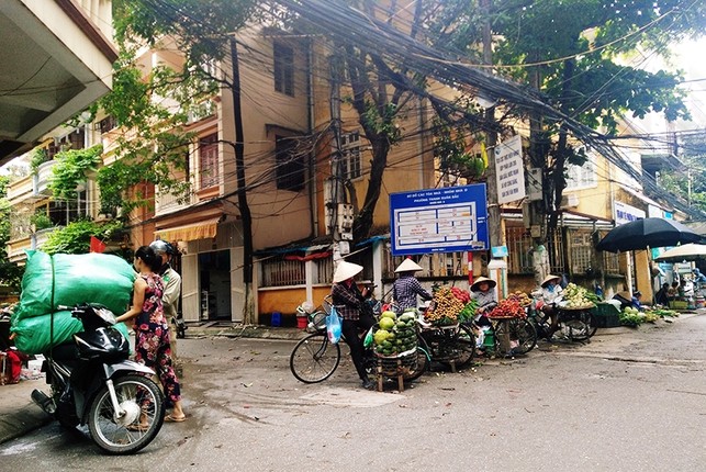 Anh: Nhuc nhoi xe ban trai cay lan chiem long duong o HN