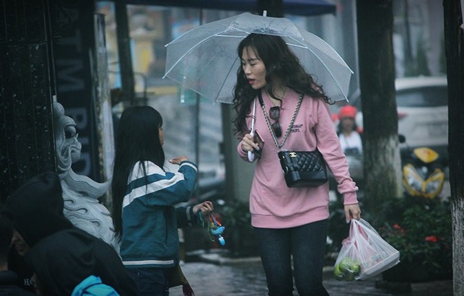 Xot xa canh tre em doi mua lanh kiem tien o Sa Pa-Hinh-14