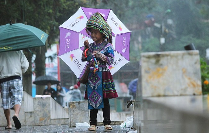 Xot xa canh tre em doi mua lanh kiem tien o Sa Pa-Hinh-2