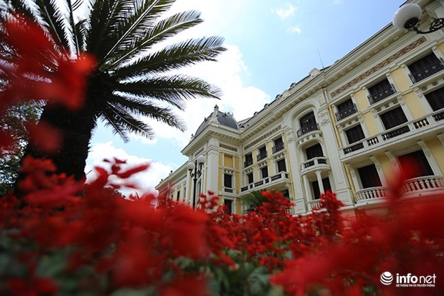 Bat ngo Nha hat Lon Ha Noi duoc lam bang vang