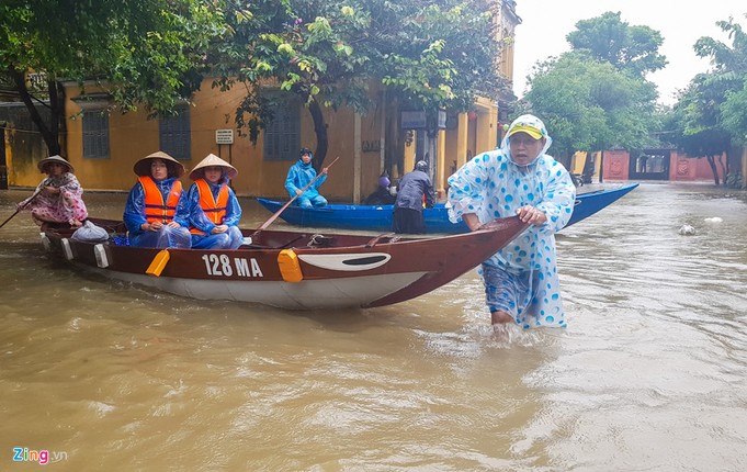 Hoi An menh mong nuoc lu, khach Tay van thich thu dao choi-Hinh-7