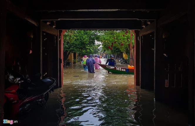 Hoi An menh mong nuoc lu, khach Tay van thich thu dao choi-Hinh-8