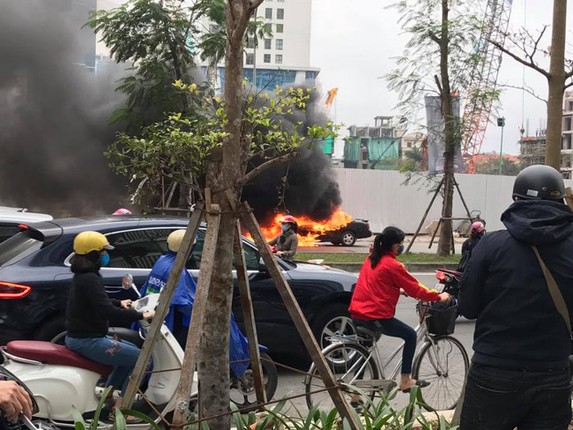 Anh: Hien truong khoi lua o to chay tro khung tren pho Ha Noi-Hinh-3