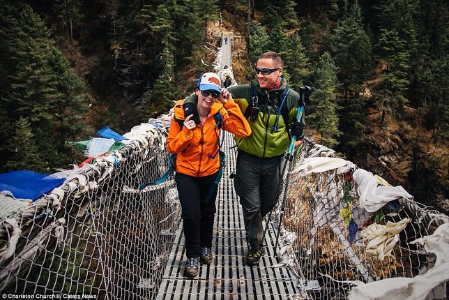 Cap doi lam cuoi tren duong len dinh Everest-Hinh-7