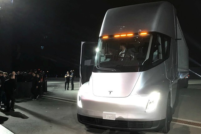 Xe dau keo chay dien Tesla Semi Truck gia 3,4 ty dong-Hinh-4