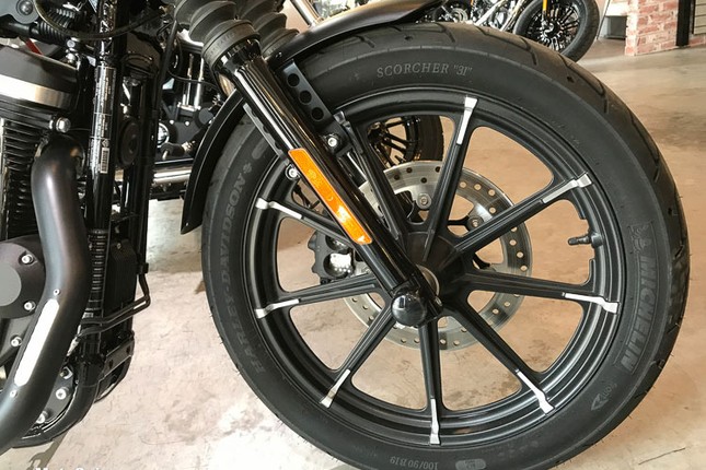 Minh Nhua tau Harley-Davidson 883 cafe racer gia 469 trieu dong-Hinh-7