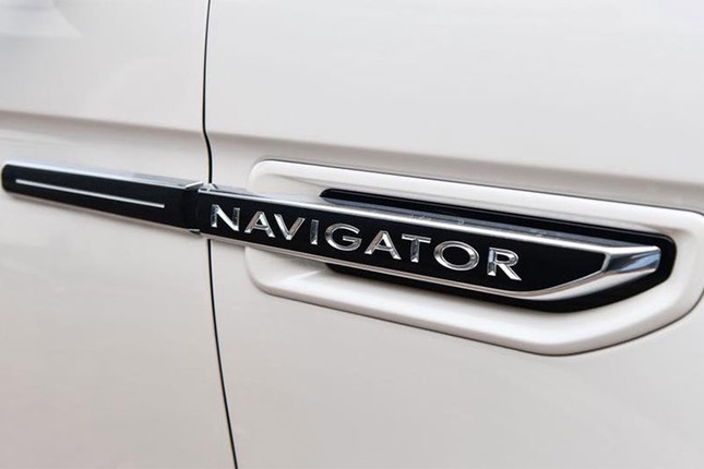 Gia lan banh Lincoln Navigator o Viet Nam toi 11,6 ty dong?-Hinh-4