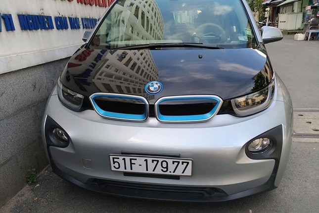 Soi xe oto dien BMW i3 tien ty cua ong chu taxi Mai Linh