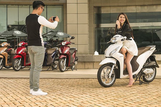 Phu nu Viet phu hop voi xe may tay ga nao?-Hinh-2