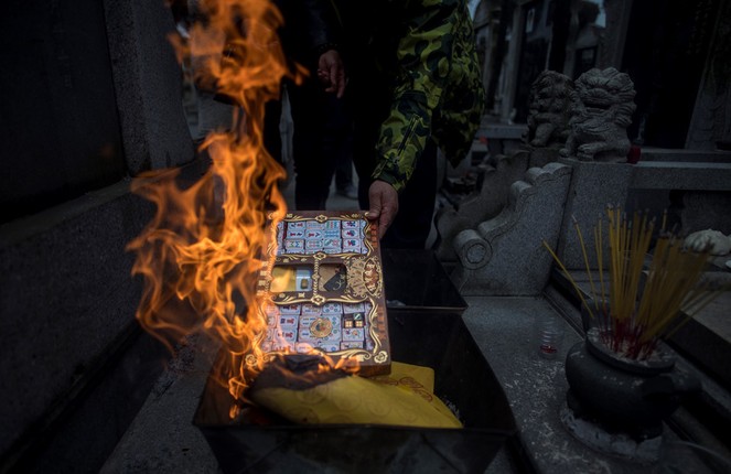 Xem nguoi Trung Quoc sam hang &quot;kich doc&quot; cung ram thang 7-Hinh-2