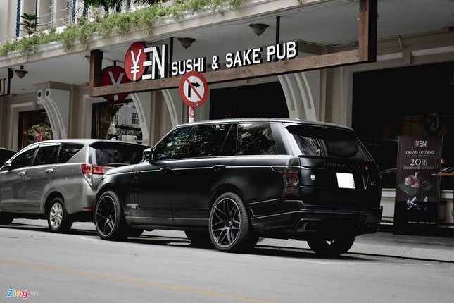 Range Rover LWB do ham ho tren pho Sai Gon-Hinh-8