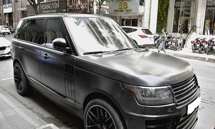 Range Rover LWB do ham ho tren pho Sai Gon