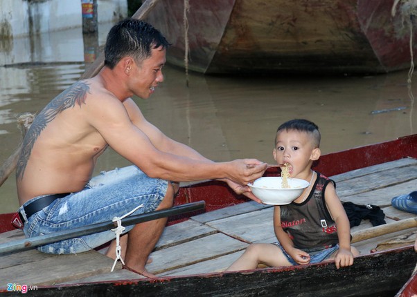 Nguoi dan xu Nghe gong minh doi pho voi lu lut keo dai-Hinh-8