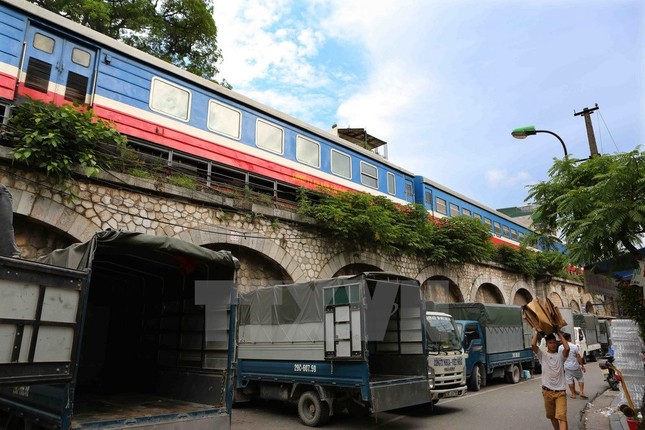 Cuoc song tai nhung vom cau tram nam tuoi tren pho Phung Hung-Hinh-12