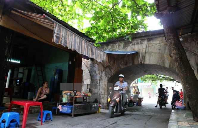 Cuoc song tai nhung vom cau tram nam tuoi tren pho Phung Hung-Hinh-2