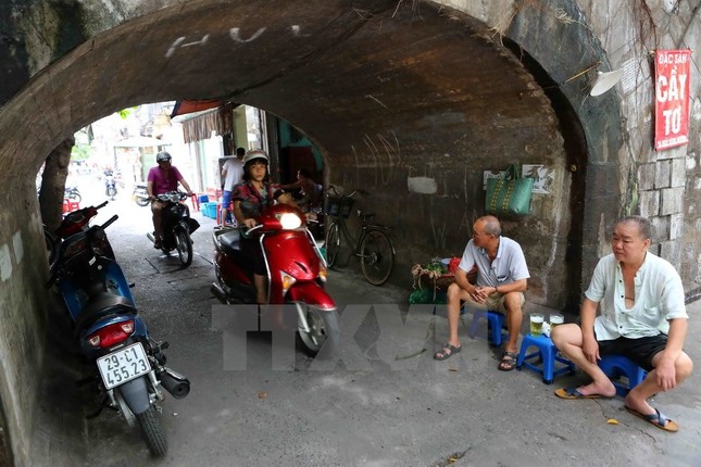 Cuoc song tai nhung vom cau tram nam tuoi tren pho Phung Hung-Hinh-4