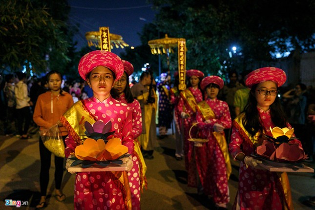 Hoa dang ruc sang dem Vu Lan tren song Sai Gon-Hinh-3