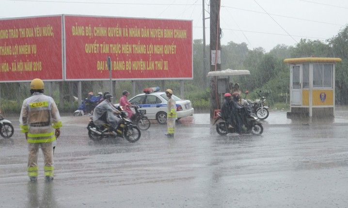 “Bien nguoi” dam mua tam ta tro lai TP HCM sau ky nghi le 2/9-Hinh-10