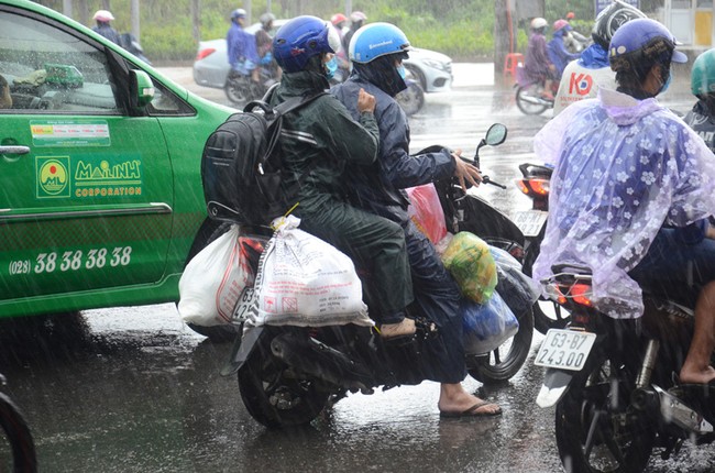 “Bien nguoi” dam mua tam ta tro lai TP HCM sau ky nghi le 2/9-Hinh-6