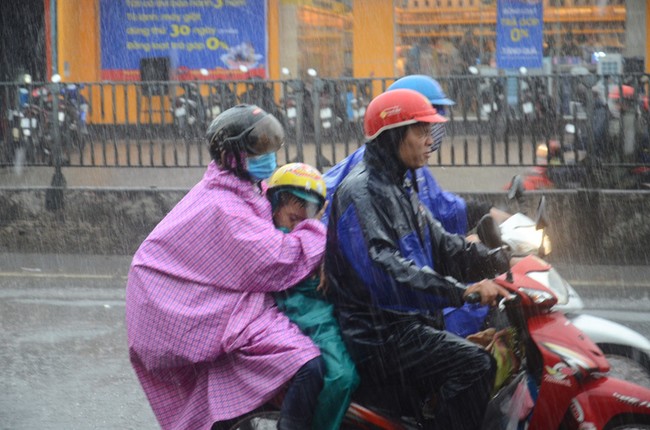 “Bien nguoi” dam mua tam ta tro lai TP HCM sau ky nghi le 2/9-Hinh-9