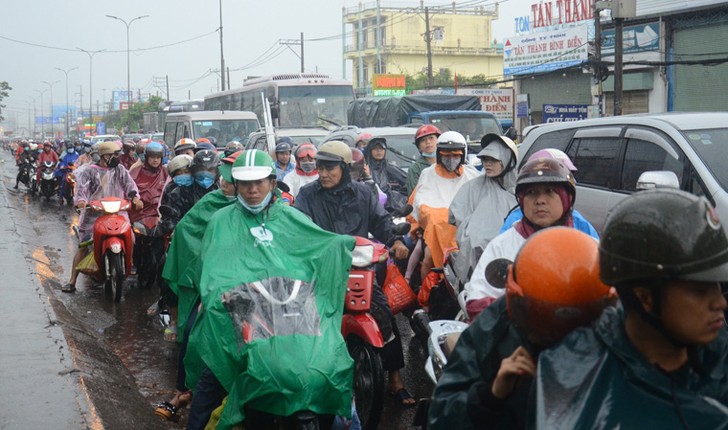 “Bien nguoi” dam mua tam ta tro lai TP HCM sau ky nghi le 2/9