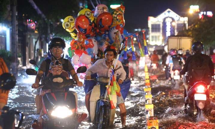 TP.HCM: Nguoi dan bi bom loi nuoc trong dem de tim duong ve nha-Hinh-10