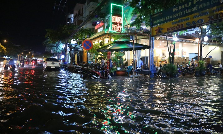 TP.HCM: Nguoi dan bi bom loi nuoc trong dem de tim duong ve nha-Hinh-2