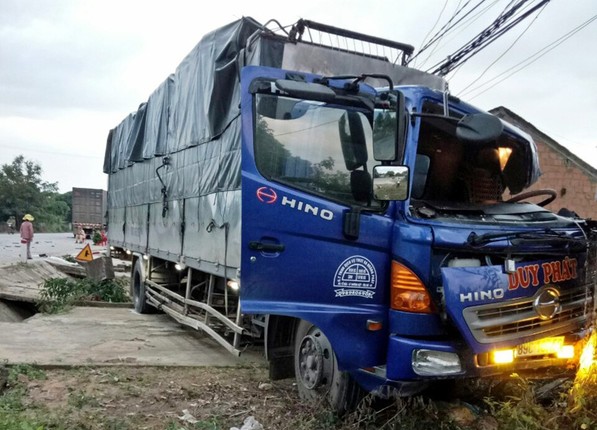 Hien truong kinh hoang xe tai tong container tren QL14-Hinh-6